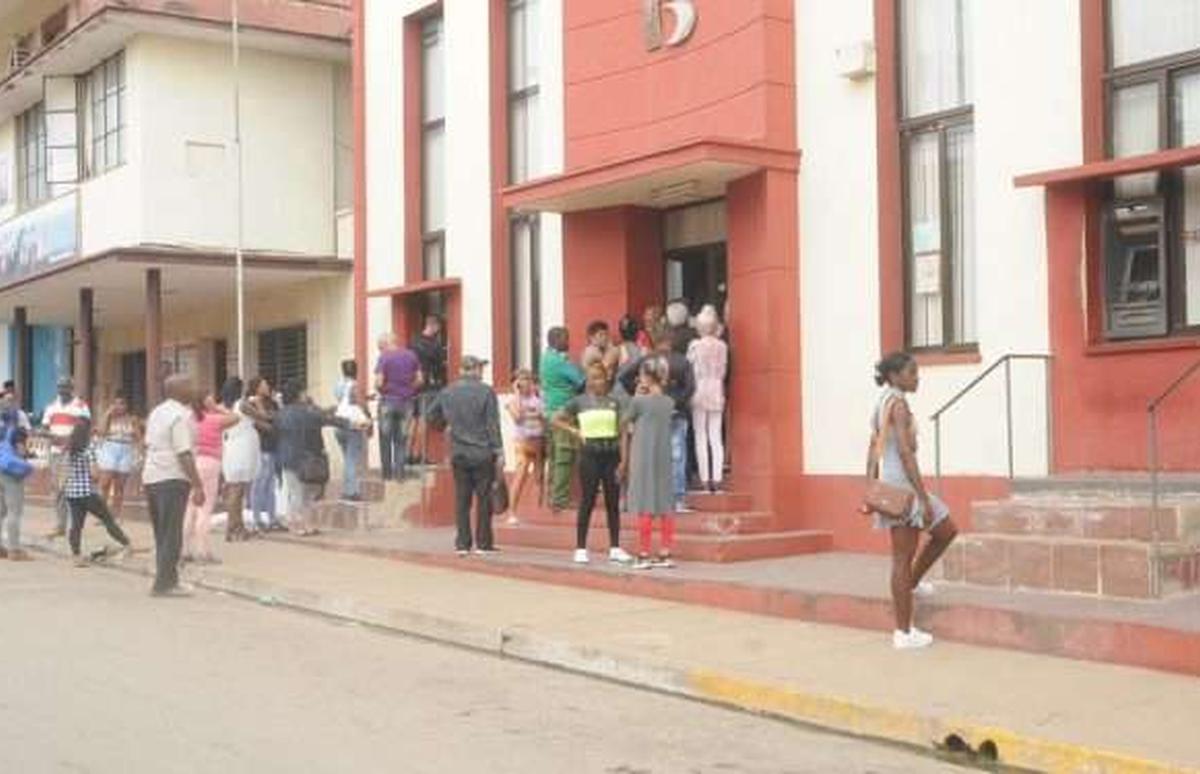 Permanece abierto peligroso hueco en la calle Central