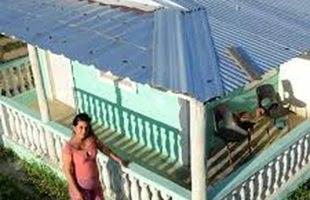 Planchas de zinc ponen en peligro a vecinos de la calle 56