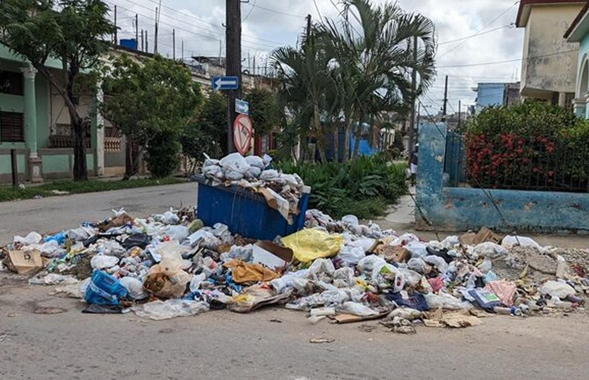 Higienizan el basurero de la escuela primaria Ramón Mordoche