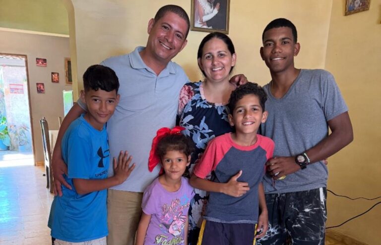 Amenazan a pastor en Matanzas para impedirle realizar cultos y ofrecer ayudas y donaciones en su comunidad