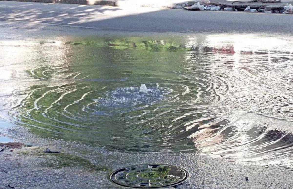 Calle Ancha del Norte permanece inundada por salidero de agua
