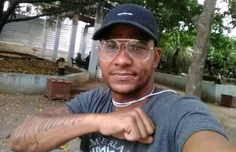 Sacan esposado de su celda a Maykel Osorbo tras difundirse audio suyo desde prisión