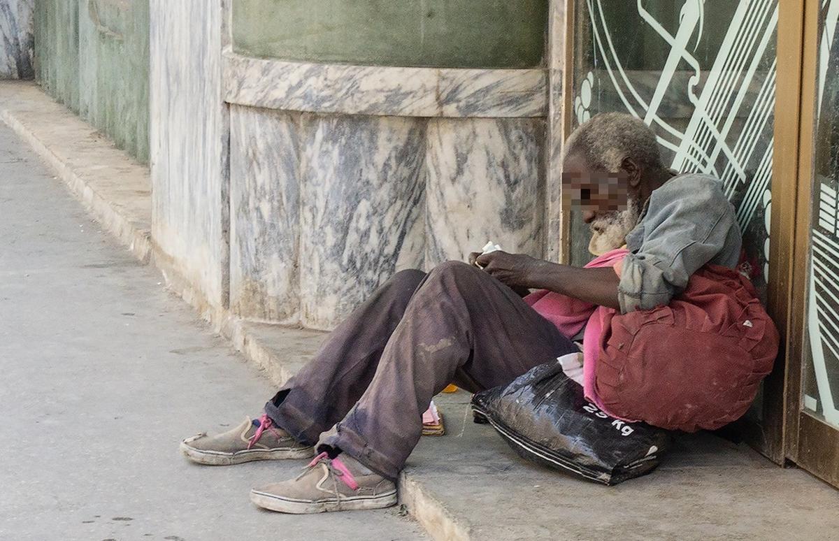 El mendigo de la Vía Expedita: sobrevivencia y soledad en la 5ta Avenida de La Habana