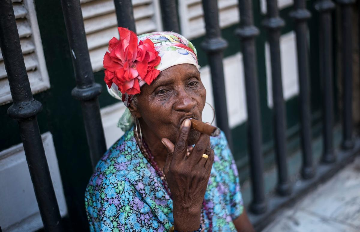 La red de comercio minorista mantiene en falta el café y los cigarros normados