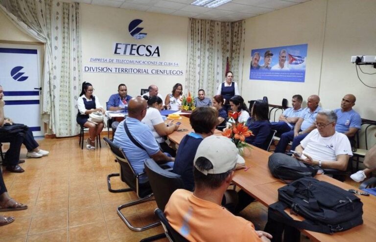 Trabajadores de ETECSA en Cienfuegos denuncian presiones salariares para que actúen como «ciberclarias» en redes