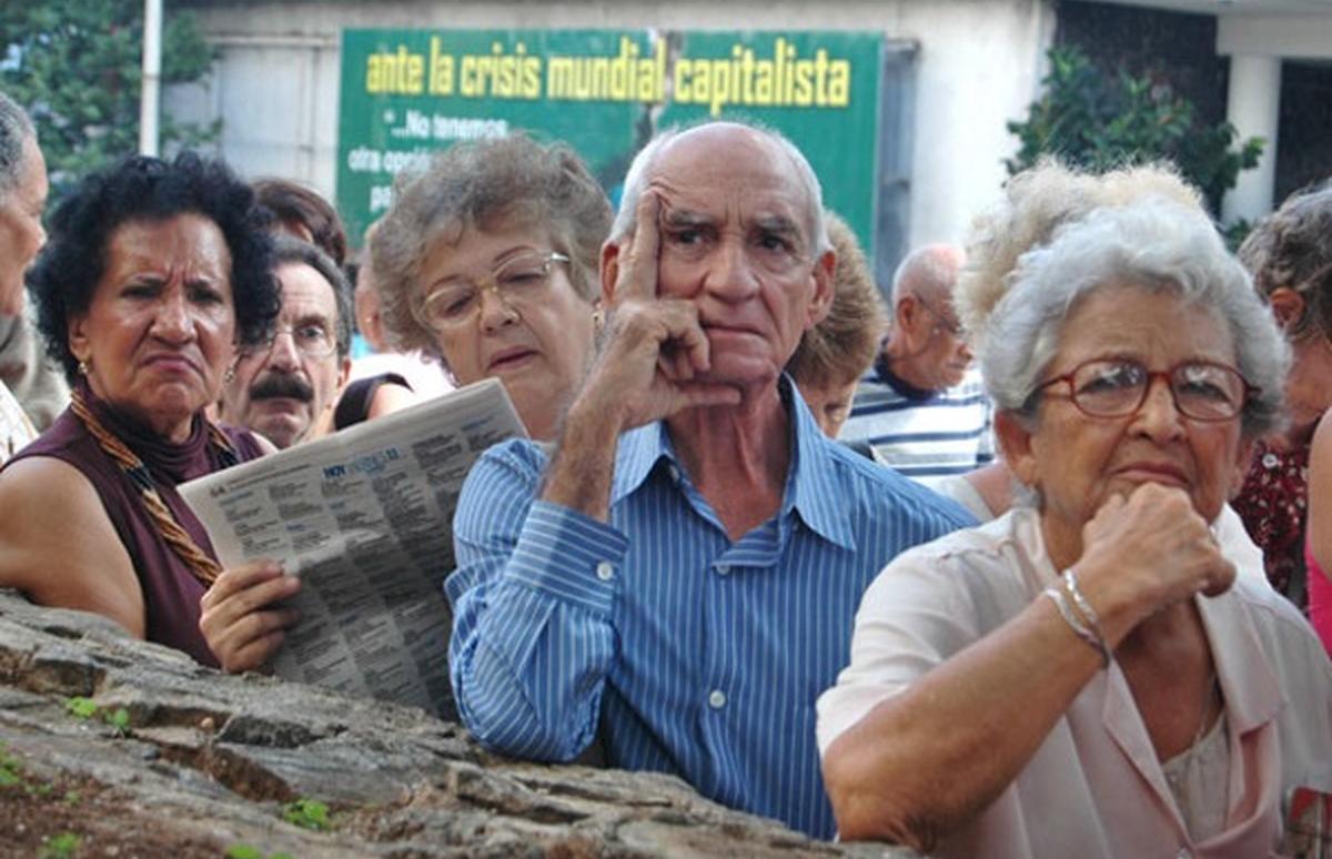 Ancianos espirituanos viven  de las ventas  callejeras