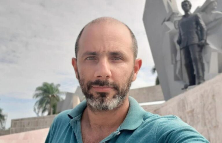 Arrestan al periodista Henry Constantín en presencia de su hija menor de edad