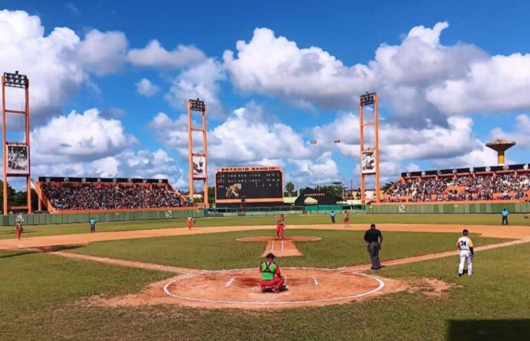 Separan de su centro laboral a entrenador de béisbol como represalia por críticas a dirigentes del gobierno en Villa Clara