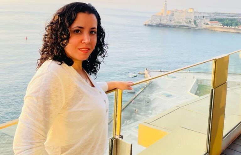 Patrulla y Seguridad del Estado vigilan vivienda de la periodista Camila Acosta en La Habana