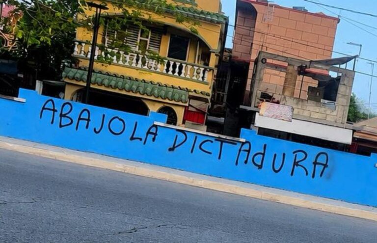 Arrestan a doctora cubana por fotografiar un cartel antigubernamental en Cárdenas