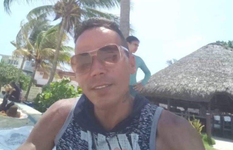 Golpean y detienen arbitrariamente a Alain Valdés Cruz durante protesta en Arroyo Naranjo