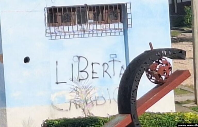 Amenazan a esposa de preso político en Santa Clara por la aparición de carteles antigubernamentales
