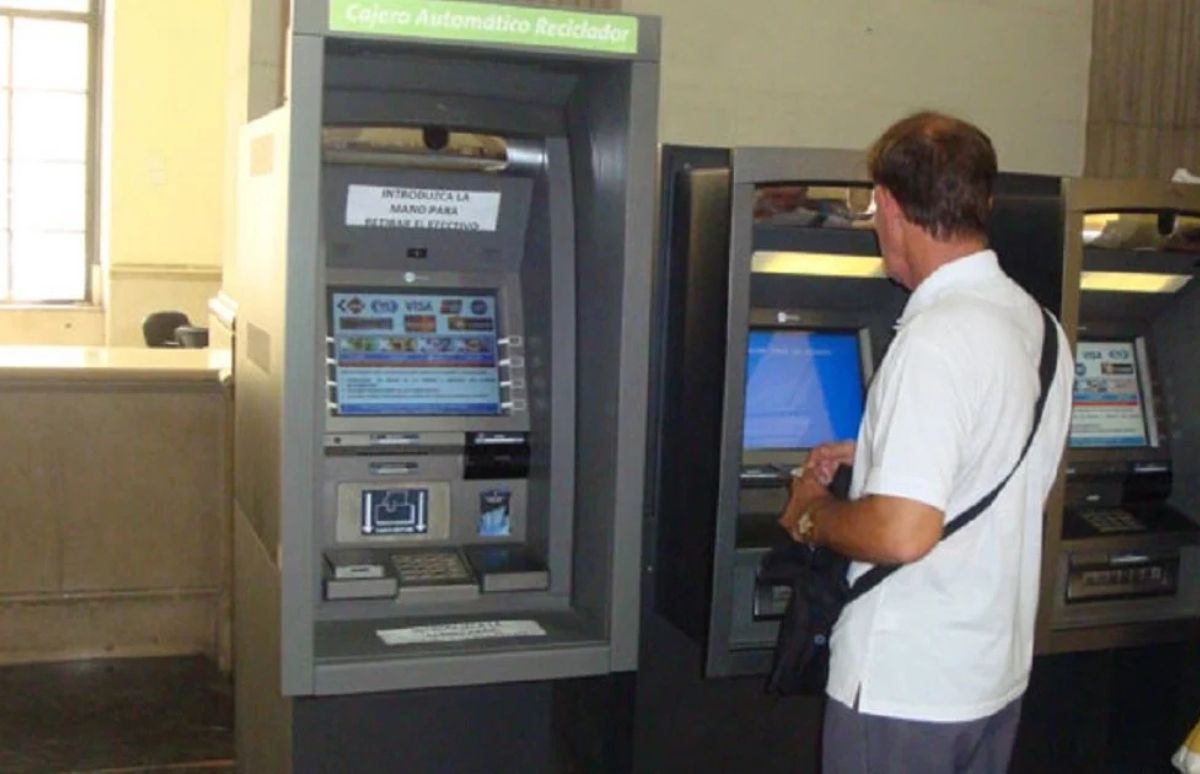 Jubilados sufren por falta de dinero en efectivo en bancos de Santa Clara 