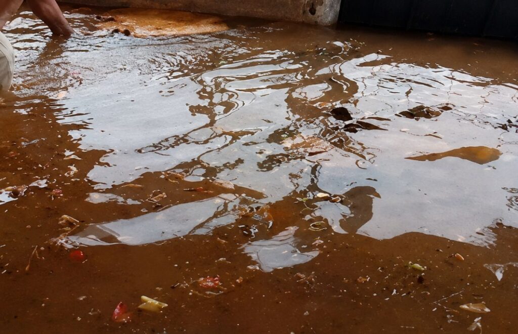 Persisten las inundaciones en la calle Central pese a las obras de reparación