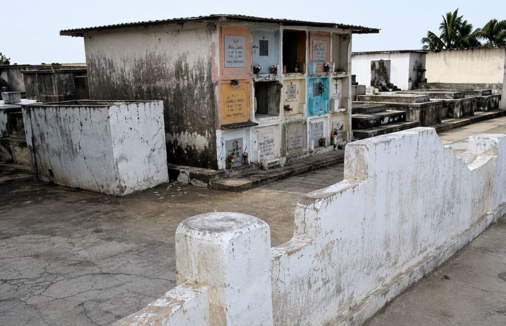 Cementerio de Jatibonico permanece abandonado