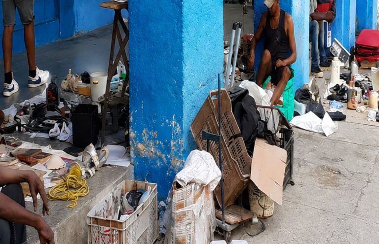 La crisis alimentaria empuja a residentes a hurgar en los desechos en Centro Habana