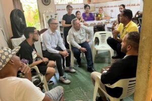 Mike Hammer durante visita a Palma Soriano. Foto: X / Embajada de los Estados Unidos en Cuba.