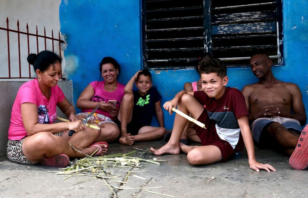 Familias viven en un sótano en ruinas a metros del Malecón habanero