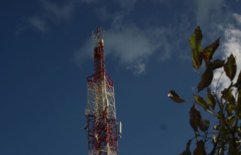 Vecinos denuncian peligro eléctrico tras cortocircuito prolongado en Amistad y Barcelona