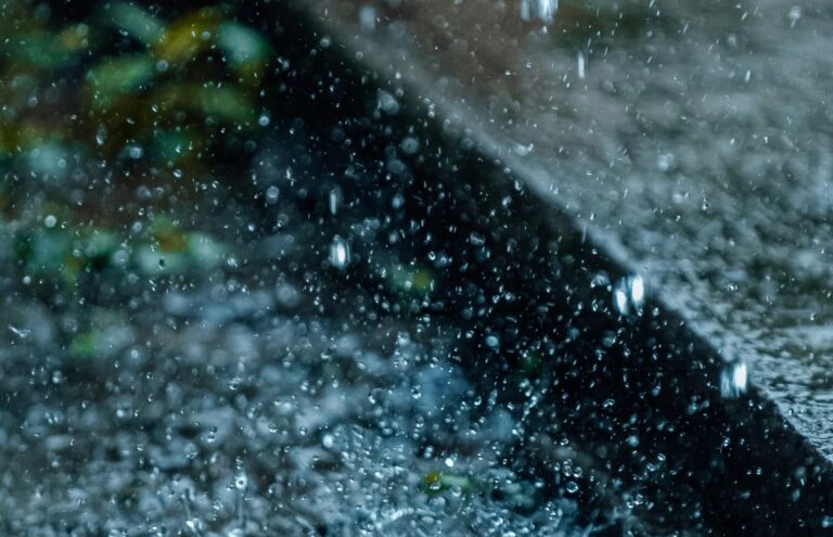Intensas lluvias continúan provocando derrumbes en Centro Habana