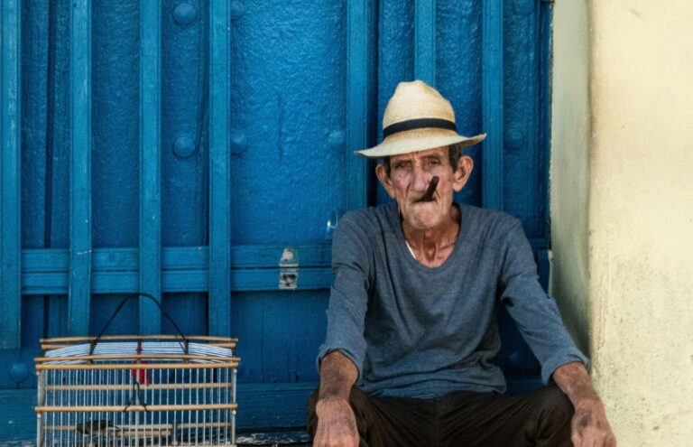 Jubilado de Centro Habana sobrevive con pensión de 1 680 pesos y la ayuda de iglesia