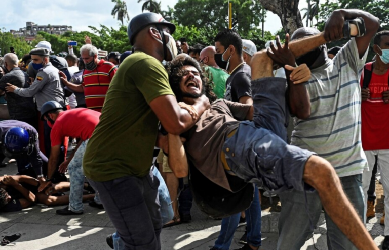 Leonardo Romero Negrín arrestado con violencia durante protesta por apagones en La Habana