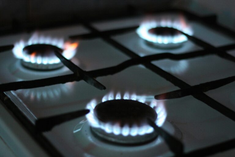Mientras escasea el gas normado, una minoría accede al combustible en dólares