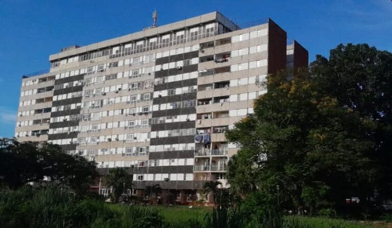 El ruido de la Plaza Cultural convierte las noches en un suplicio para vecinos del 12 Plantas