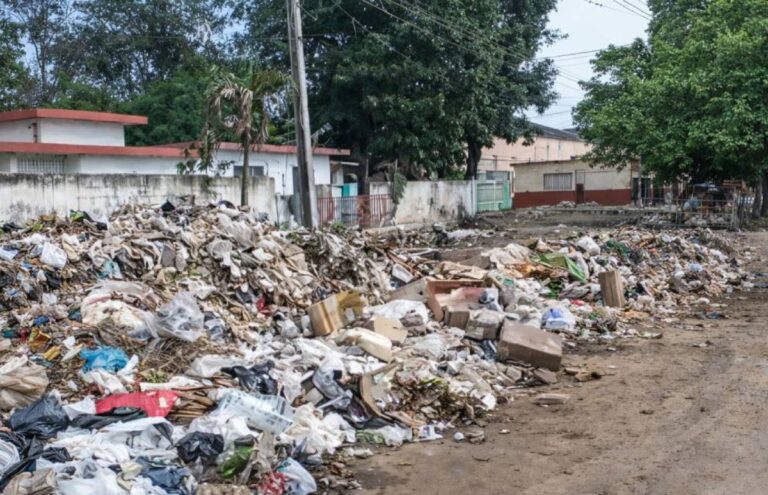 Basurero frente a clínica estomatológica genera quejas de vecinos