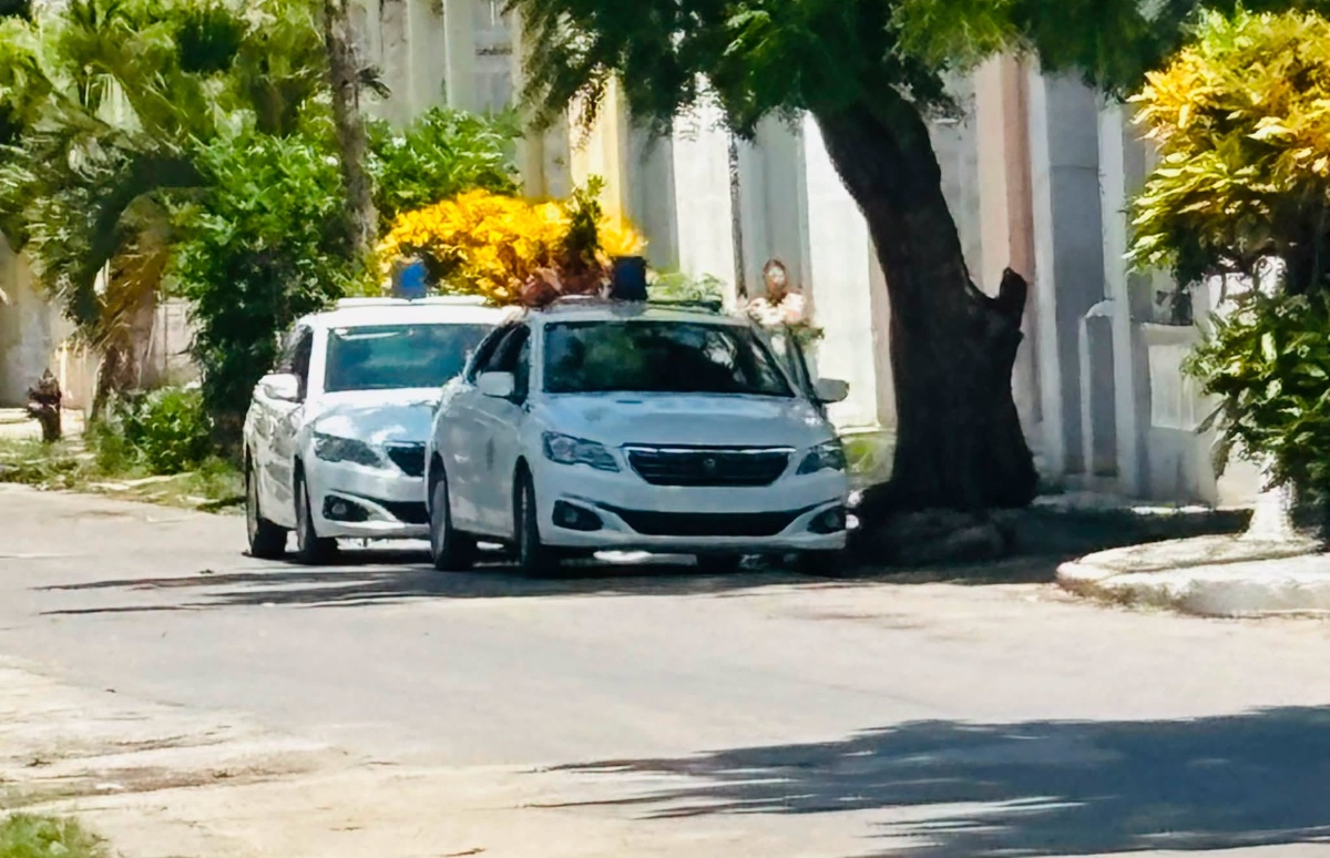 Seguridad del Estado cerca vivienda de Camila Acosta y Ángel Santiesteban Prats en La Habana