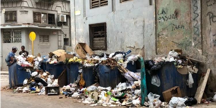 Enorme basurero ocupa una calle casi entera en Centro Habana