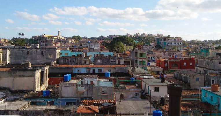 Vecinos temen derrumbe por peligroso tanque de agua