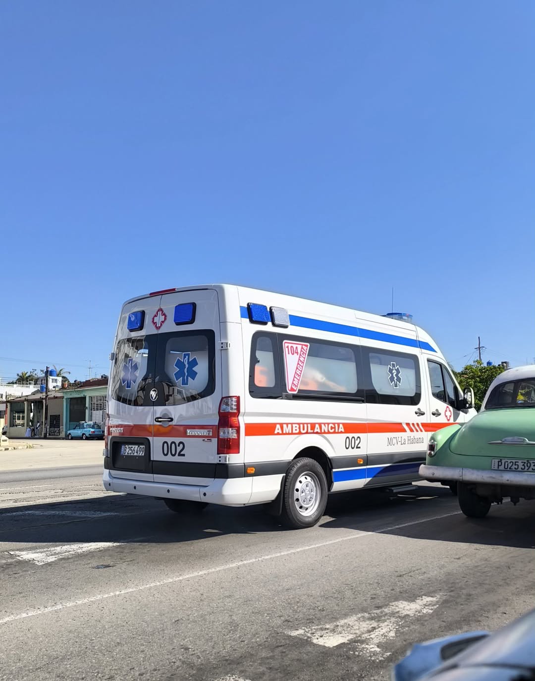 Nueva ambulancia de San Cristóbal remolcada tras averiarse en carretera
