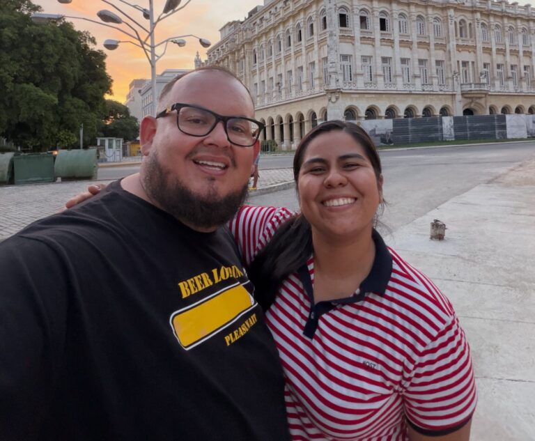 Retienen e interrogan a youtuber salvadoreño al salir de Cuba