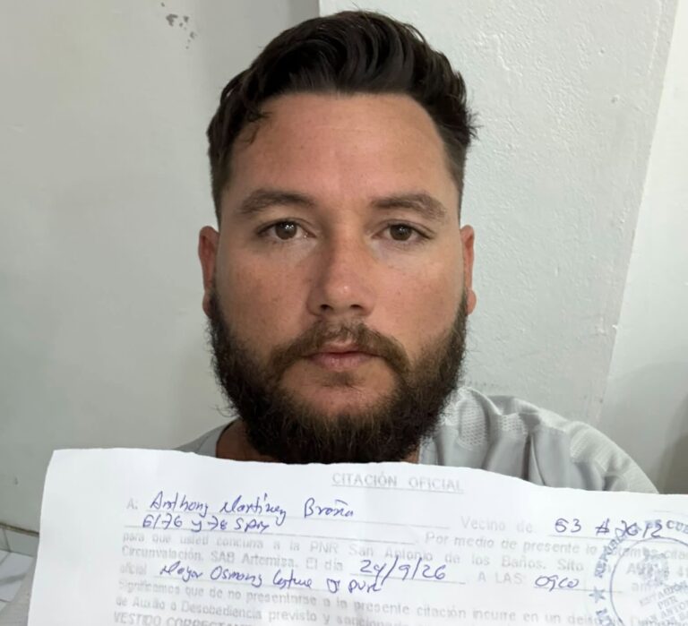 Interrogan y amenazan a activista Anthony Martínez por reunirse con diplomáticos estadounidenses