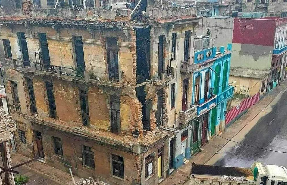Familia vive en edificio declarado en peligro y sin servicios básicos propios en Centro Habana