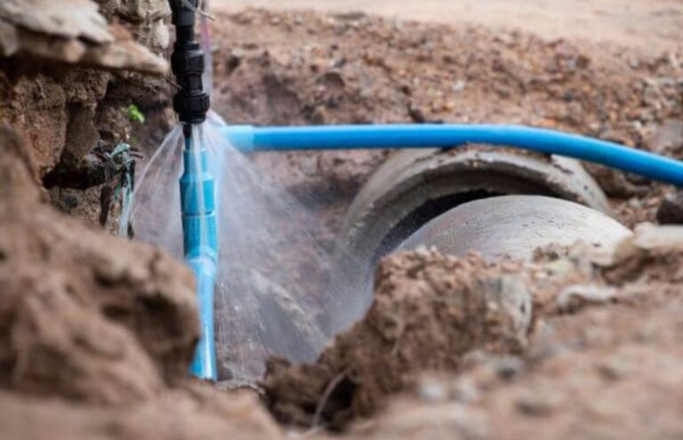 Agua se pierde por averías mientras falta en los hogares de Artemisa