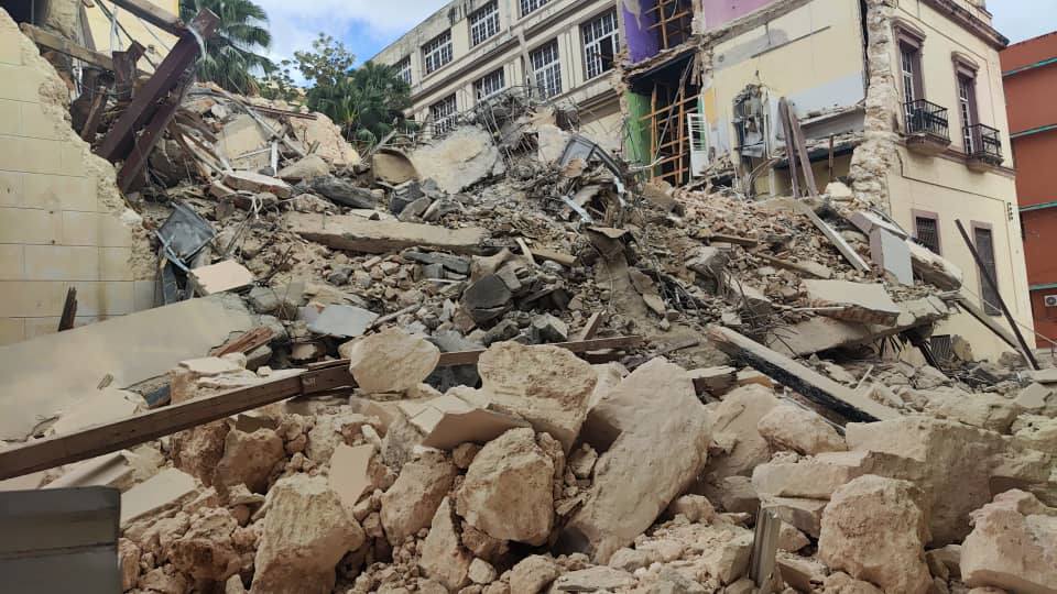 Venden materiales de demolición del antiguo ISDI en plena calle San Carlos