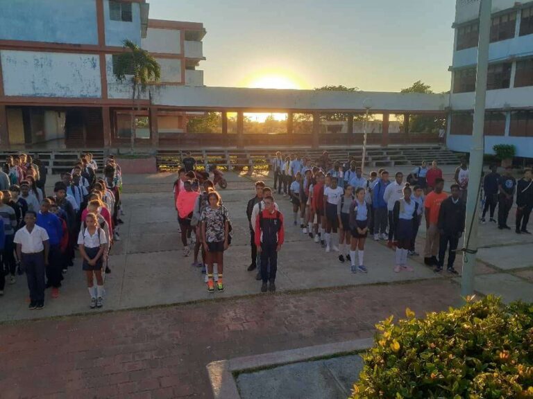 Estudiantes de la EIDE Julio Díaz comienzan el curso entre filtraciones y deterioro