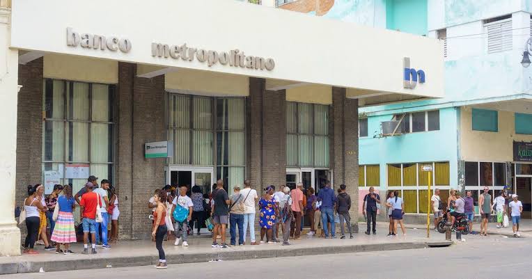 Estalla la frustración en un banco de La Habana: clientes rompen cristales
