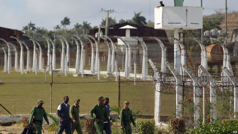 Presos de al menos seis cárceles cubanas quedan incomunicados de sus familias