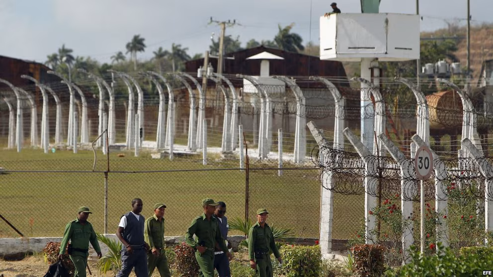 Presos de al menos seis cárceles cubanas quedan incomunicados de sus familias