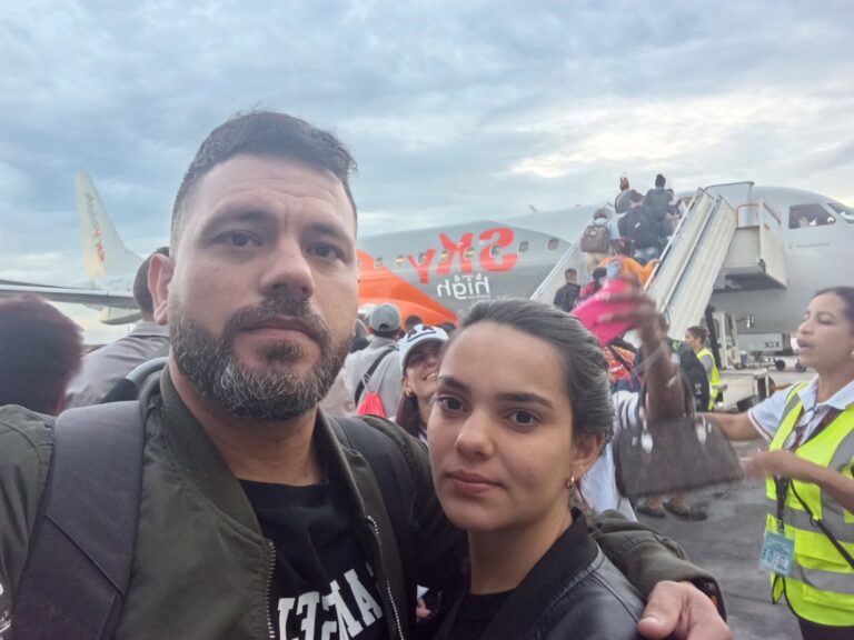 Periodista Austin Llerandi, director del medio comunitario «Amanecer Habanero», y su esposa, víctimas de exilio forzoso