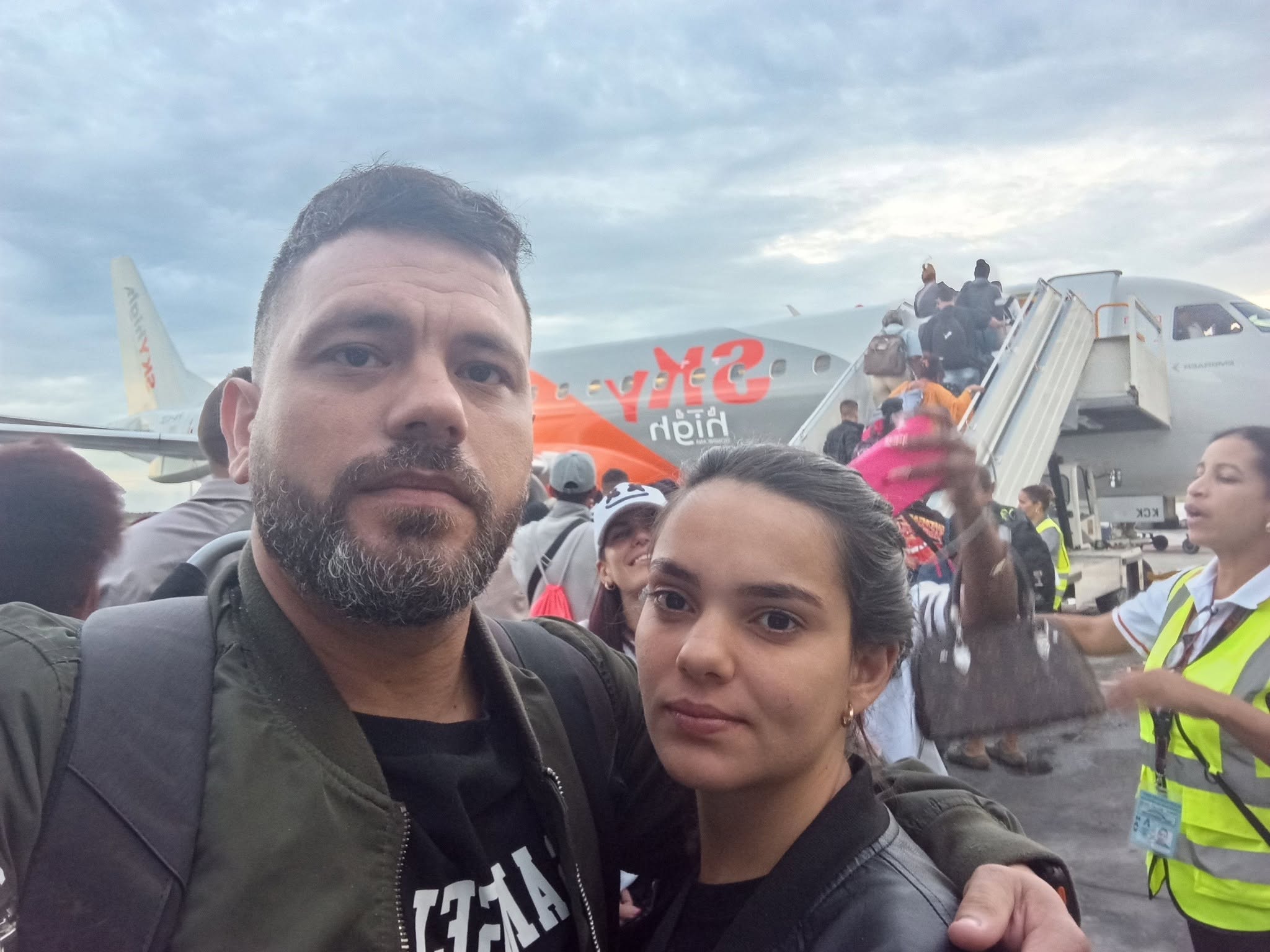 Periodista Austin Llerandi, director del medio comunitario «Amanecer Habanero», y su esposa, víctimas de exilio forzoso