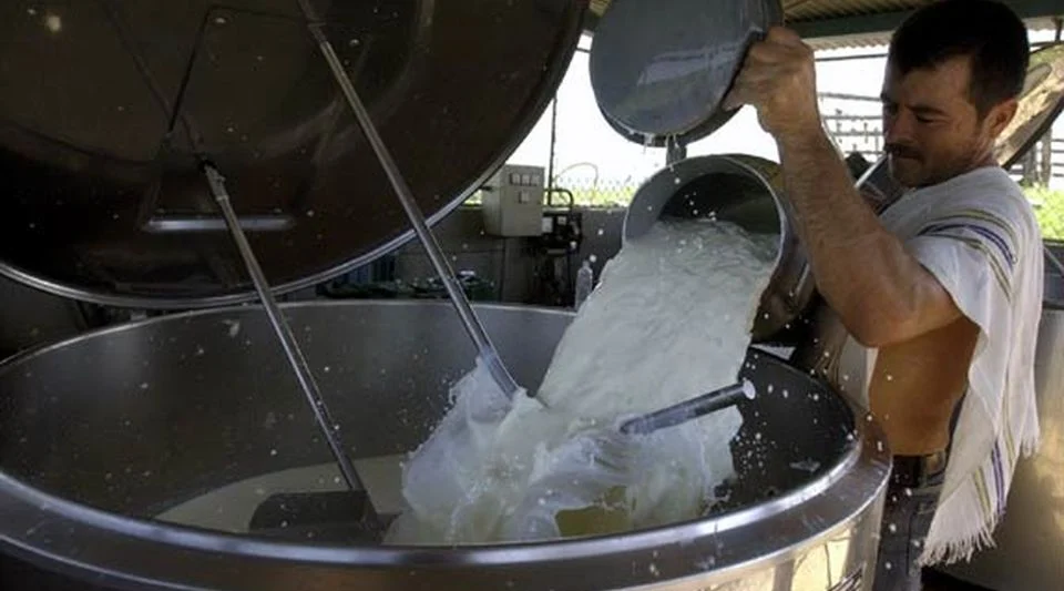 Impago a productores interrumpe la entrega de leche normada a 148 niños de la bodega El Aeropuerto