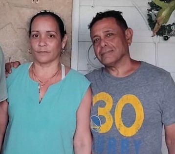 Yunia Figueredo Cruz y Frank Correa Romero, periodistas independientes residentes en Jaimanitas, enfrentan una escalada represiva que alcanza a sus dos hijas. Foto: Perfil de Facebook de Yunia Figueredo