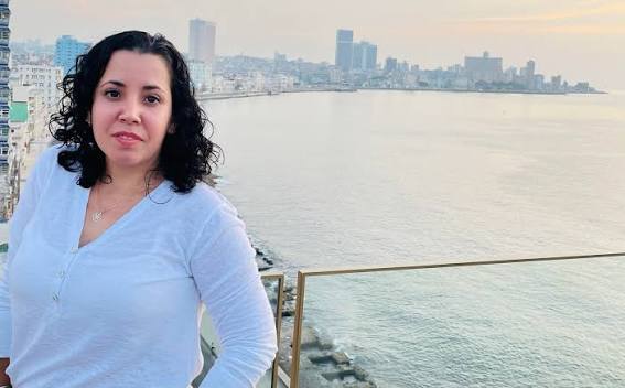 Impiden a la periodista Camila Acosta salir de su casa en La Habana